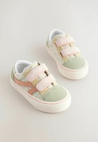 Grønne og lyserøde sneakers med blomstermønster, der har ruskindsdetaljer og to velcroremme, hvid foring og en tekstureret gummisål.