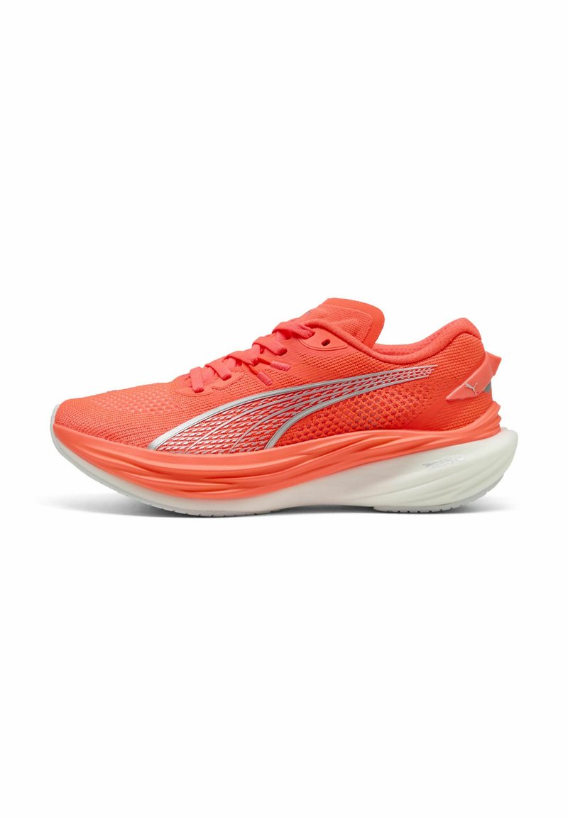 Helle korallfarbene Laufschuhe mit einem Mesh-Obermaterial, silbernen Akzenten und einer gepolsterten Sohle. Sie zeichnen sich durch ein schlankes, aerodynamisches Design aus.