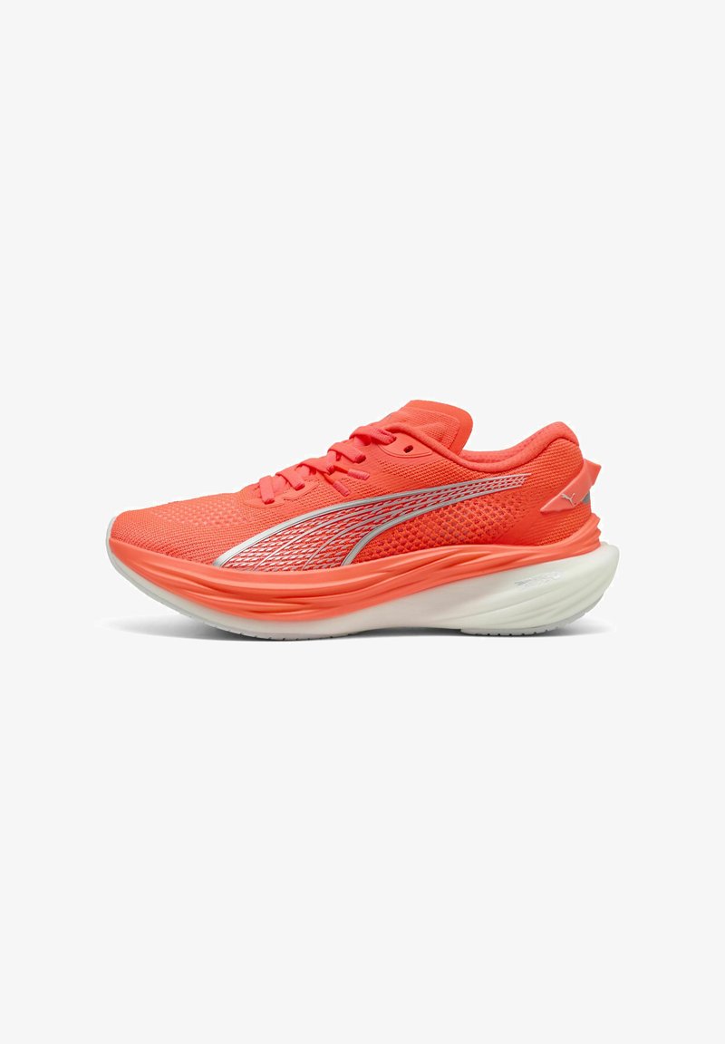 Helle korallfarbene Laufschuhe mit einem Mesh-Obermaterial, silbernen Akzenten und einer gepolsterten Sohle. Sie zeichnen sich durch ein schlankes, aerodynamisches Design aus.