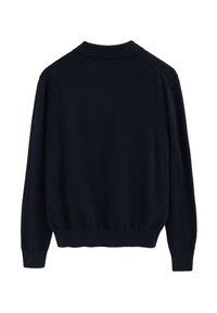 Maglione nero a maglia, maniche lunghe, polsini e vita a coste, colletto polo classico, texture liscia, design minimalista.