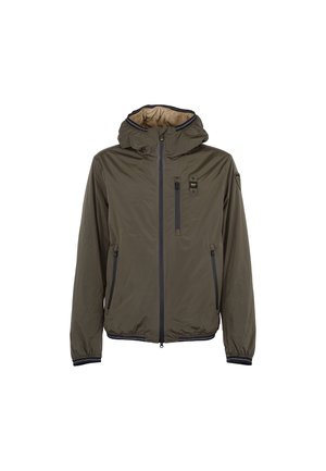 Giacca leggera verde oliva con cappuccio, chiusura con zip, due tasche laterali e polsini elastici. Presenta una fodera interna a contrasto e un dettaglio del logo.
