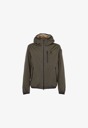 Kurtka w kolorze oliwkowym, lekka, z kapturem, zapinana na zamek z przodu, posiadająca dwie boczne kieszenie oraz elastyczne mankiety. Charakteryzuje się kontrastową podszewką oraz detalem z logo.