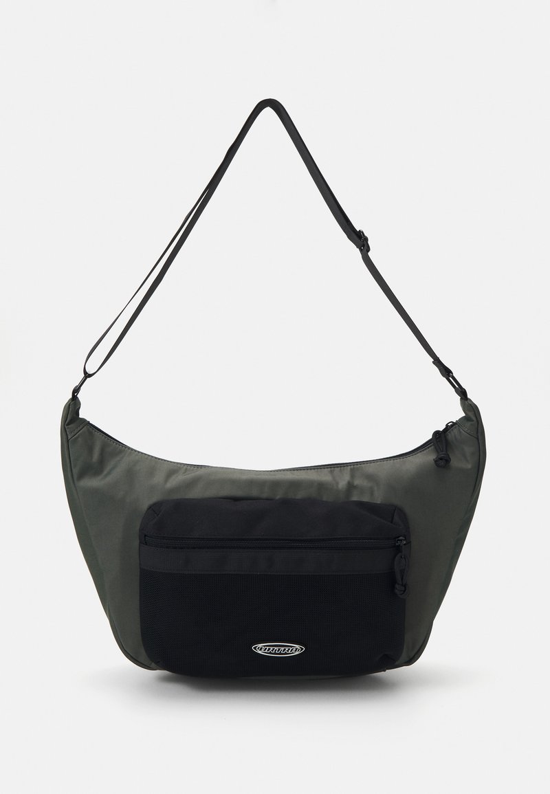 Hobo taske i mørkegrøn og sort nylon, med en afrundet form, justerbar strop, frontlomme med lynlås og en glat overflade.