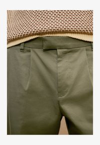 Nevybrané, sage green