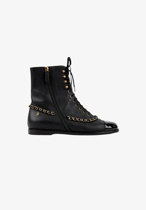 CHANEL, Bottines à plateau - black