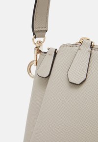 Guess NOELLE COMPARTMENT  - Borsa a tracolla - taupe