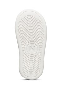 Suela de zapato de goma blanca con un patrón de tracción ondulado, logo circular de la "N" en el centro y tamaño "21" estampado cerca del talón.