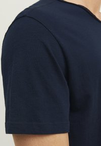 Jack & Jones EBASHER O-NECK SS - Paprasti marškinėliai - navy blazer
