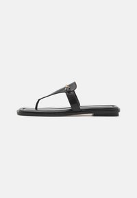 Infradito in pelle nera con suola piatta, design con fascia tra le dita, dettagli in oro e texture liscia.