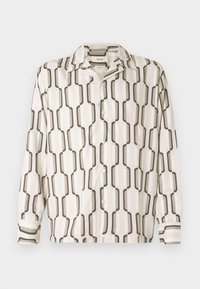 Camicetta a maniche corte con bottoni in tessuto leggero, caratterizzata da una base beige con motivi geometrici marroni e colletto a punta.