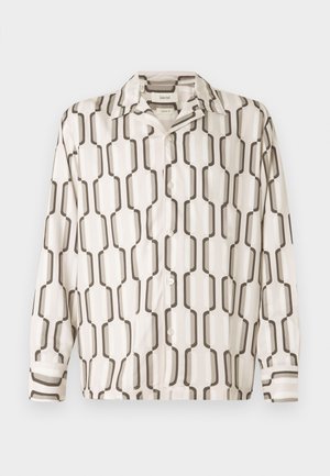 Camisa de botão de manga curta em tecido leve, com uma base bege e padrões geométricos castanhos, e com colarinho pontudo.