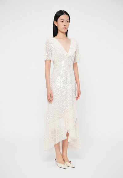 Rochie ușoară până la genunchi, cu decolteu în V, mâneci scurte transparente, împodobită cu paiete și modele florale; are tiv stratificat și textură în straturi.