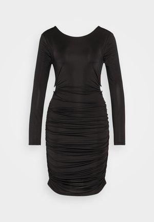 Robe noire à manches longues avec un col rond, présentant des détails froncés sur les côtés et des accents argentés à la taille. Texture de tissu lisse.