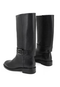 Stivali alti neri in pelle con design elegante, tacco piatto e una cintura con dettaglio della fibbia attorno alla caviglia.