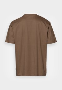 T-shirt en coton marron uni à manches courtes, vue de dos, avec un col rond, sur un fond neutre.