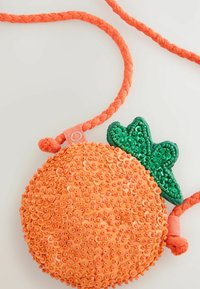Borsa crossbody rotonda arancione con texture di paillettes, tracolla arancione intrecciata e decorazione a foglia verde. Presenta una chiusura a scatto.