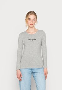 Lys grå langermet t-skjorte laget av mykt stoff, med rund hals og en svart trykt logo "Pepe Jeans London" på brystet.
