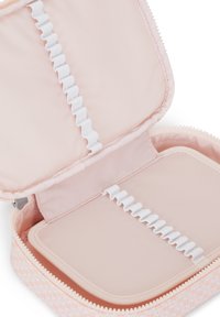 Kipling Pennfodral - girly tile prt