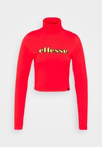 Rotes kurzes Langarm-Turtleneck mit einem hellgelben "ellesse"-Logo auf der Vorderseite. Glatte Textur, dehnbare Passform, minimalistische Branding-Details.