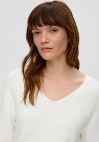 s.Oliver MIT V-AUSSCHNITT - Strickpullover - ecru