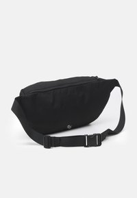 Borsa a tracolla nera realizzata in tessuto resistente, con un comparto principale con zip, una spallina spessa e regolabile, e una superficie liscia.
