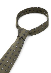 Cravate vert olive avec un motif comprenant de petits motifs bleu marine. Fabriquée en tissu lisse, présentant une silhouette slim et moderne.