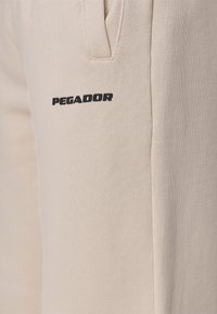 Pegador LOGO JOGGER - Tréningruha alsók - washed desert sand/black gum