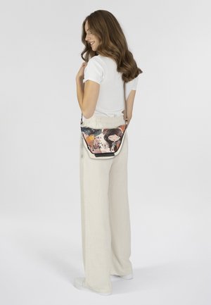 Umhängetasche mit buntem Design, das einen Charakter und Text zeigt. Hergestellt aus synthetischem Material mit verstellbarem Tragegurt und Reißverschluss.