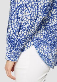 Blauw-wit gestreepte shirt met een losse fit, met een opvallend abstract vlekkenpatroon en knoopmanchetten.