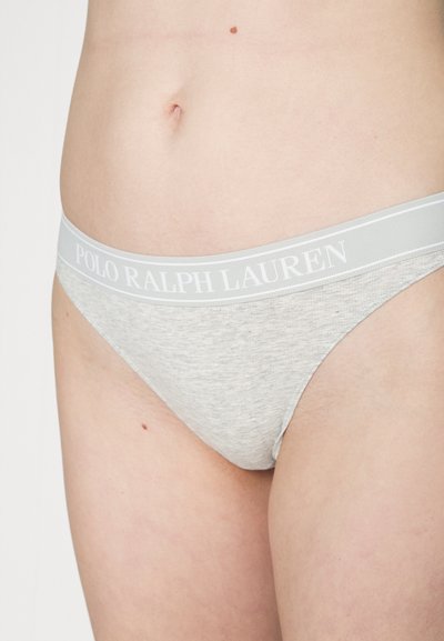 Tanga de algodón gris con una cinturilla elástica gris claro que presenta el logo "POLO RALPH LAUREN" en blanco. Textura suave, diseño minimalista.