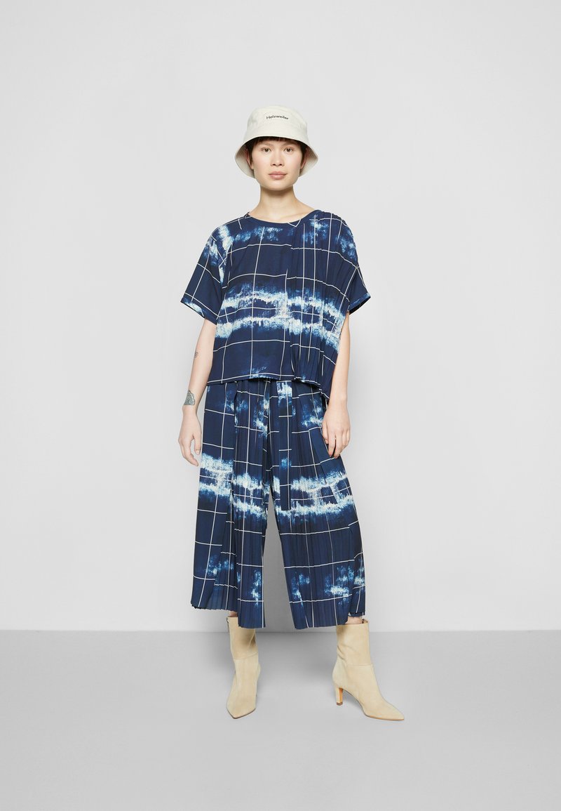 Damen Bekleidung | Henrik Vibskov SMOOTH PLISSÉ BLOUSE T-Shirt print dark blue/dunkelblau - WA09896 Damen Bekleidung | Henrik Vibskov SMOOTH PLISSÉ BLOUSE T-Shirt print dark blue/dunkelblau - WA09896