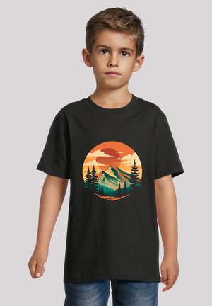 Schwarzes Baumwoll-T-Shirt mit einem kreisförmigen Grafikdesign von Bergen, Bäumen und einem Sonnenuntergang in Orange und Grün, mit kurzen Ärmeln und Rundhalsausschnitt.