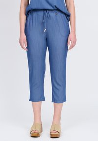 Himmelblaue, kürzere Hosen aus einem weichen, texturierten Stoff. Sie verfügen über einen elastischen Bund mit Kordelzug und zwei seitliche Taschen.
