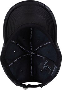 Cappellino nero con visiera lucida e texture. L'interno presenta un tessuto nero con dettagli del logo e un'etichetta con una firma. Design della visiera circolare.