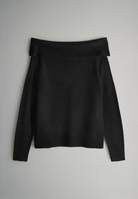 Maglione nero scollo a spalle scoperte realizzato in materiale morbido; presenta polsini e scollo a coste; corpo testurizzato con orlo dritto e maniche lunghe.
