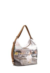 Borsa hobo in materiale sintetico bianco texturizzato con una stampa paesaggistica; manico in pelle marrone; presenta accessori in oro e un logo decorativo.
