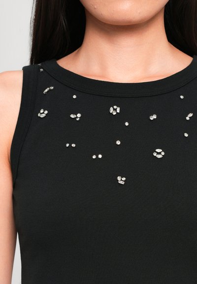 Fekete ujjatlan felső, kerek nyakkivágással, az elején különböző formájú és méretű csillogó strasszkövekkel díszítve.