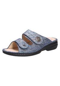 Sandalo slide in tessuto blu e grigio con punta aperta, cinturino regolabile, dettaglio circolare e suola in gomma nera. Fodera interna morbida.