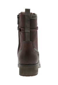 Bottes en cuir marron au niveau de la cheville avec une surface texturée et à motif. Elles comprennent une fermeture éclair sur le côté et un talon plat empilé.