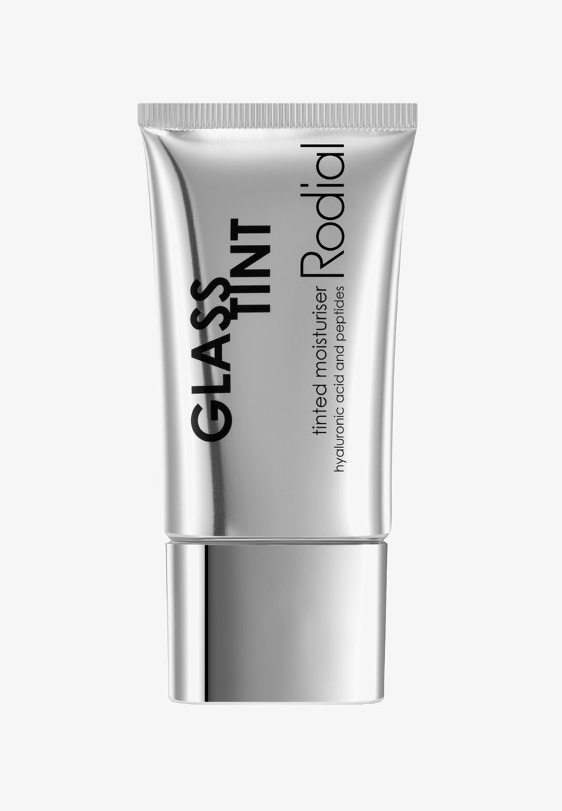 Getöntes Moisturizer in einer silbernen Tube mit schwarzem Text. Zu den Eigenschaften gehören Hyaluronsäure und Peptide, mit einem glatten metallischen Finish und einem Pumpenspender.