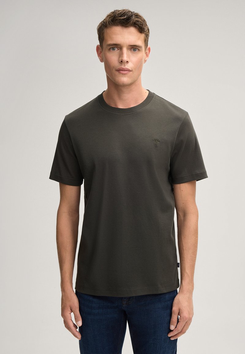 Dunkelgrünes T-Shirt mit kurzen Ärmeln aus Baumwollstoff, mit rundem Halsausschnitt und kleinem gesticktem Logo auf der Brust. Einfarbig, lässige Passform.