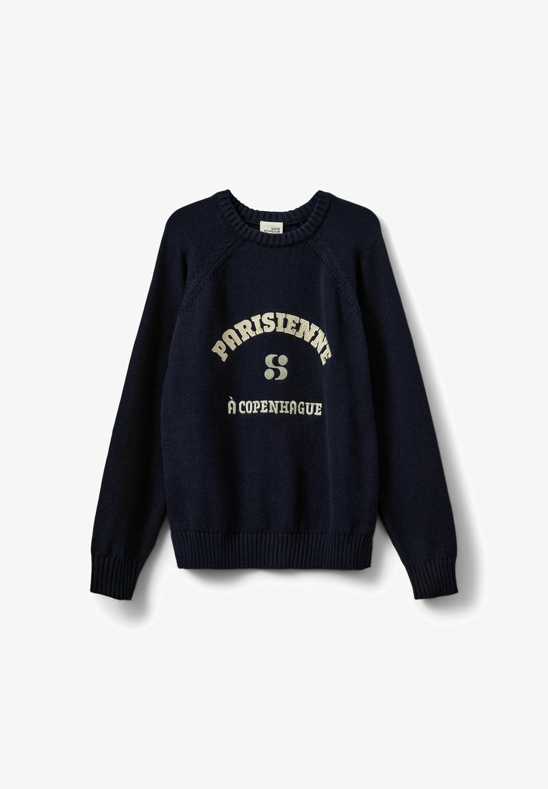 Marine gebreide trui met ronde halslijn, raglanmouwen en geribde manchet. Bevat een crèmekleurige tekst: "PARISIENNE à COPENHAGUE" die prominent weergegeven is.