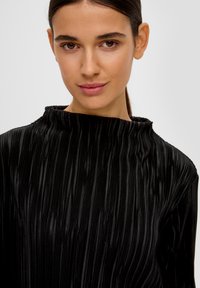 s.Oliver BLACK LABEL PLISSIERTES  - Camicetta - schwarz