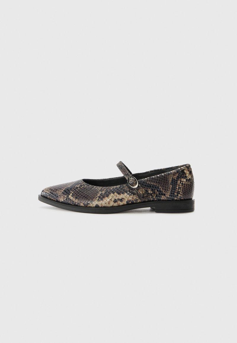 Mary Jane-flats i falsk slangeskinnmønster, med spiss tupp, en stropp med en rund spenne, og en lav svart hæl.