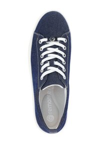 Dunkelblaue Denim-Sneaker mit weißen Schnürsenkeln, einer weißen Gummisohle und einer grauen Innensohle mit einem Logo. Texturiertes Material mit Nähdetails.
