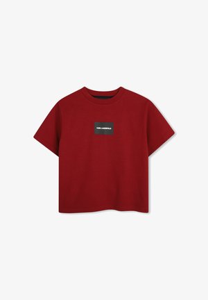 Rood cropped T-shirt met korte mouwen en een klein zwart rechthoekig logo-patch met de tekst "Karl Lagerfeld" gecentreerd op de borst.
