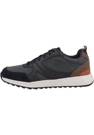 Sneaker casual blu navy con tomaia in pelle e tessuto, accentuazione del tallone marrone a contrasto, suola in gomma bianca e design con lacci.