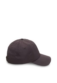 Donkerpaarse baseballcap van gladde stof, met een ronde kroon, gestikte klep en ventilatiegaten aan de zijkanten.