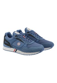 Blauwe sportieve schoenen met een bovenwerk van gemengd materiaal van mesh en suede. Zwarte accenten en een patroonzool in het wit met blauwe spikkels. Rode en witte details.