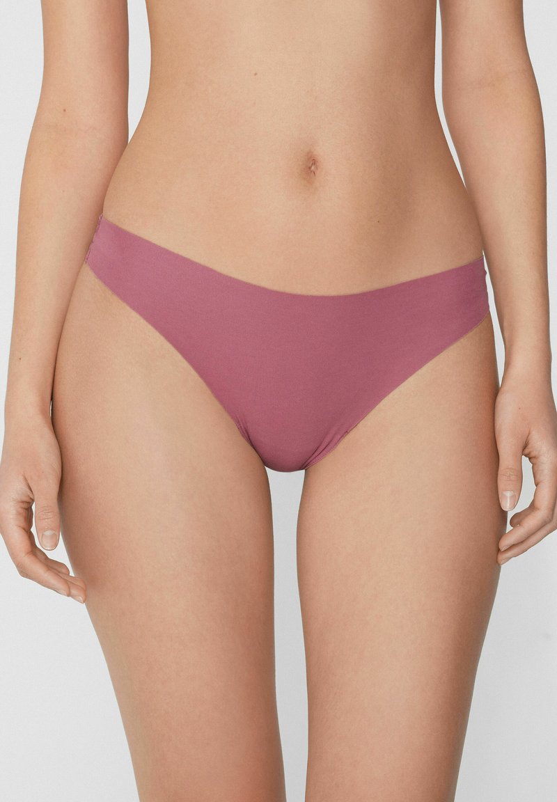 Braguita de bikini de tela rosa con un diseño minimalista, textura suave y cobertura media en las caderas. Sin patrones ni detalles visibles.